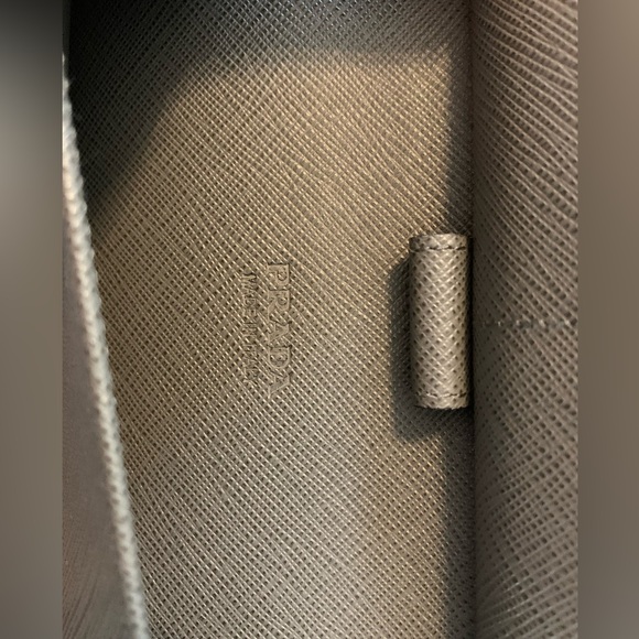 PRADA Logo Saffiano - Picture 9 of 12